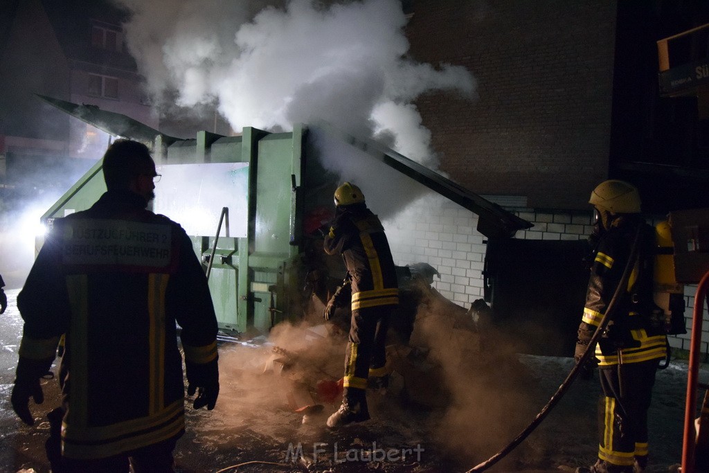 Feuer Papp Presscontainer Koeln Hoehenberg Bochumerstr P239.JPG - Miklos Laubert